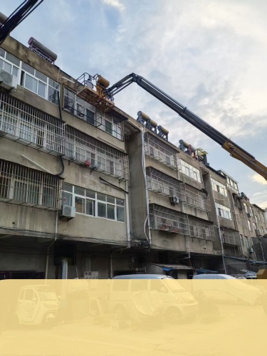 为高层住户进行窗户墙面清洗和维修